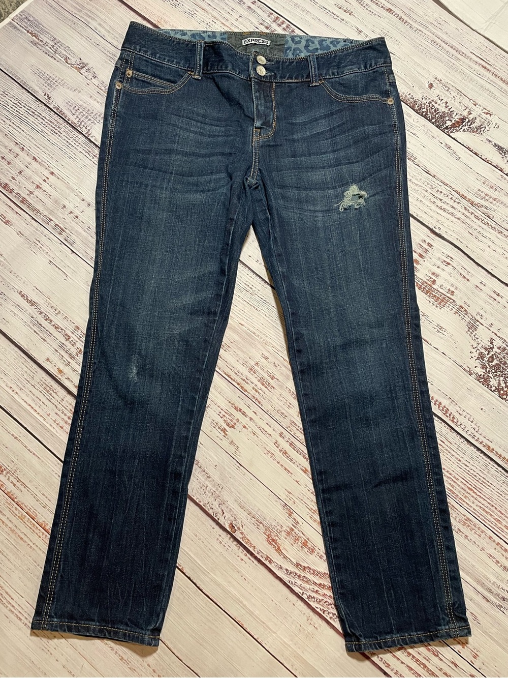 Express Modern Boyfriend Crop Jeans. Size 4.